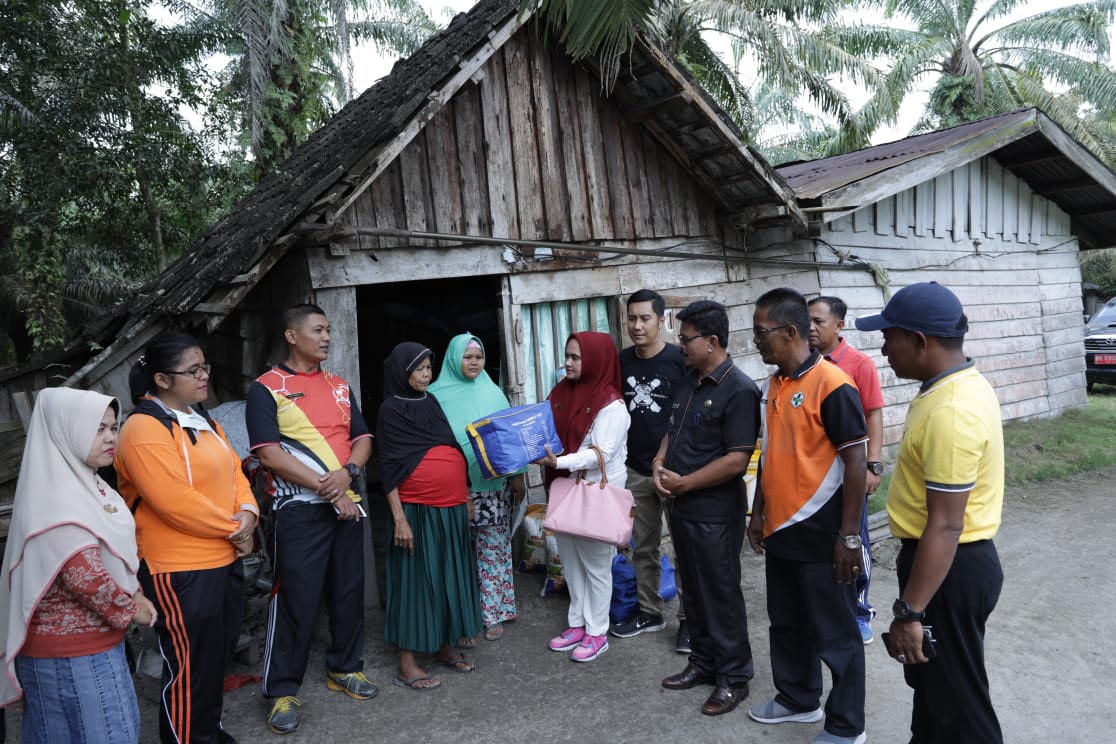 Peduli dengan Warga Penderita Tumor di Desa Rantau Sakti, Pemkab Melalui Dinsos P3A Rohul Salurkan Bantuan
