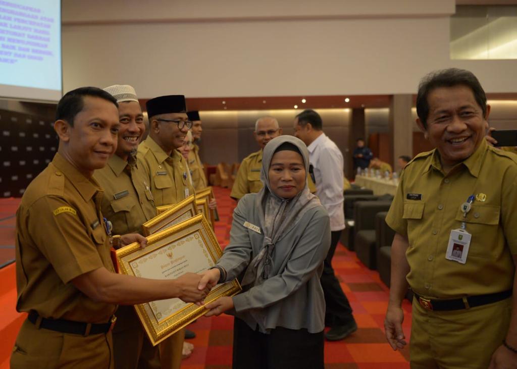 Optimal Dalam Penyelesaian Tindak Lanjut Pemeriksaan Inspektorat Riau 2019, Pemkab Rohul Terima Penghargaan Dari Gubri