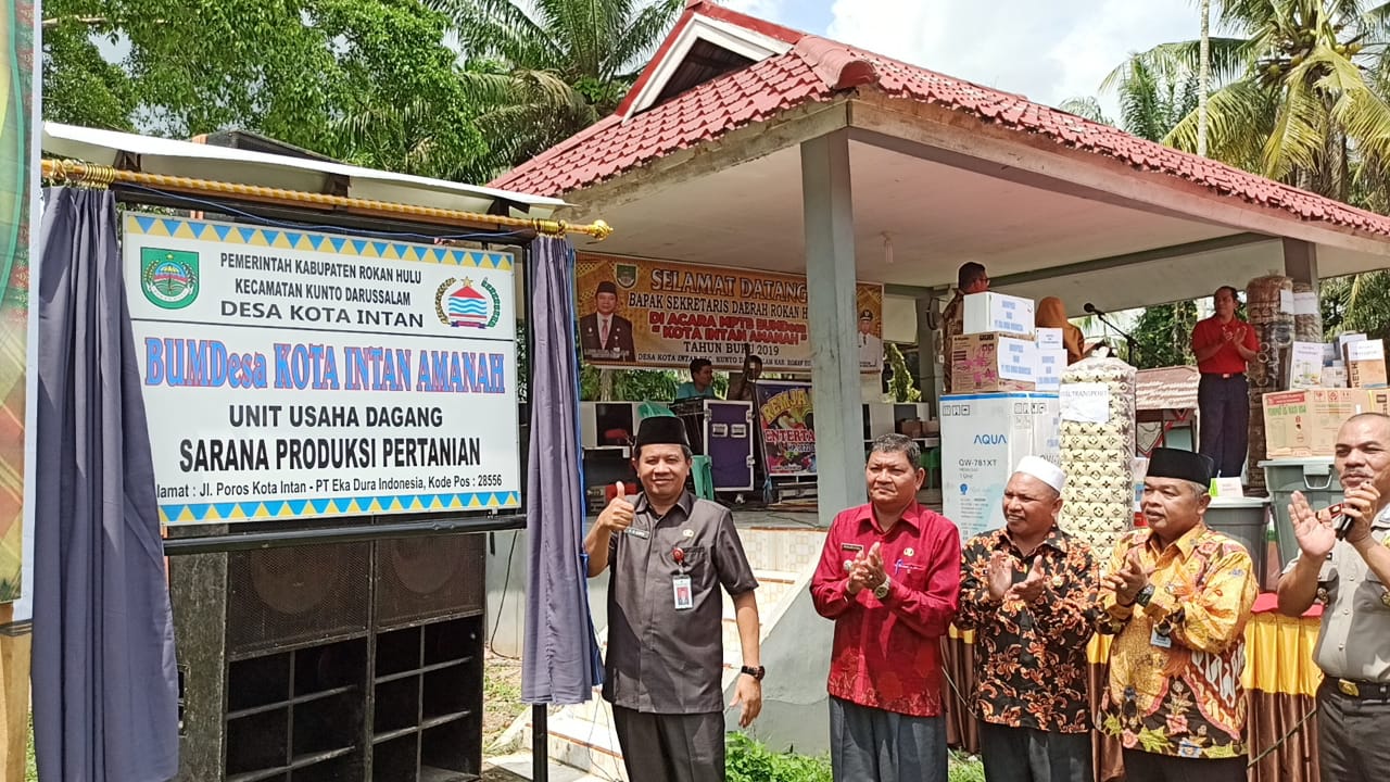 Hadiri MPTB Desa Kota Intan, Sekda Sempatkan Bermain Calempong Dengan Masyarakat