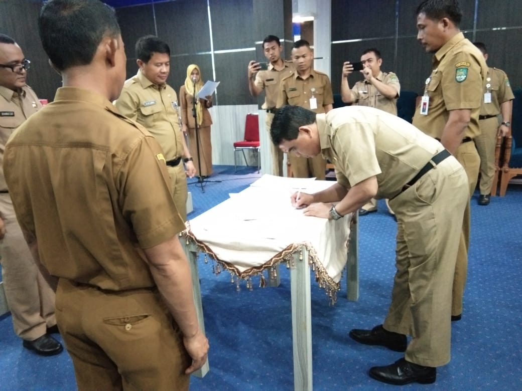 Sertijab Pejabat Pimpinan Pratama Eselon II, Sekda Bangga Atas Pencapaian Kinerja Setker Rohul