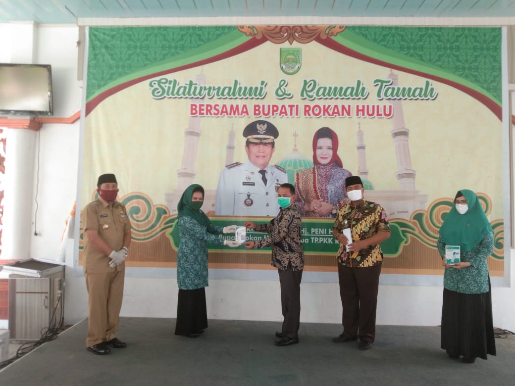 Deteksi Dini Penyebaran Covid-19, Ketua PMI Rohul Serahkan Bantuan Thermo Gun untuk 16 Kecamatan se-Rohul
