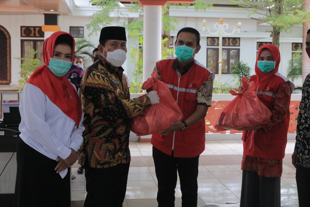 PMI Rohul Salurkan Bantuan 1.000 Paket Sembako untuk Warga Terdampak Covid-19