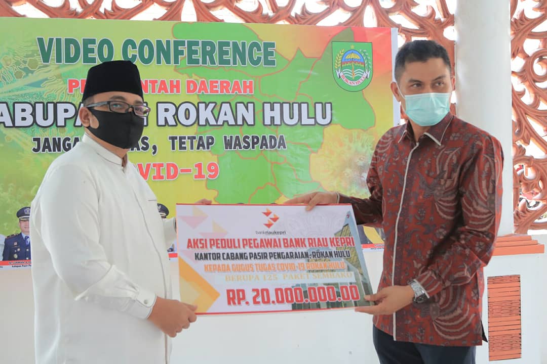 Peduli Masyarakat Terdampak Covid-19, Aksi Peduli Pegawai BRK Cabang Pasir Pengaraian Salurkan Bantuan Paket Sembako Senilai 20 Juta