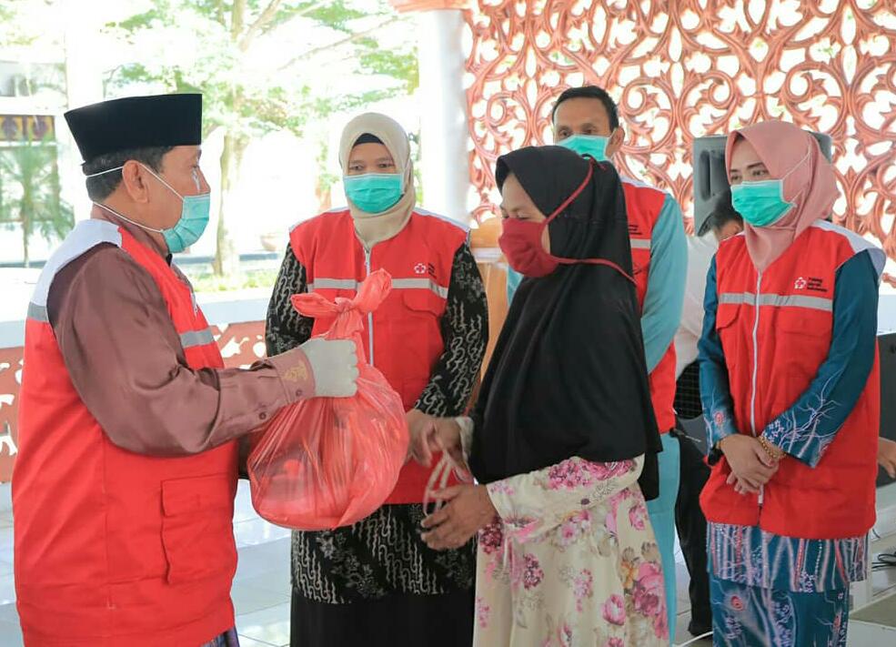 Pendapatan Berkurang Akibat Covid-19, Warga Ucapkan Terima Kasih atas Bantuan PMI Rohul