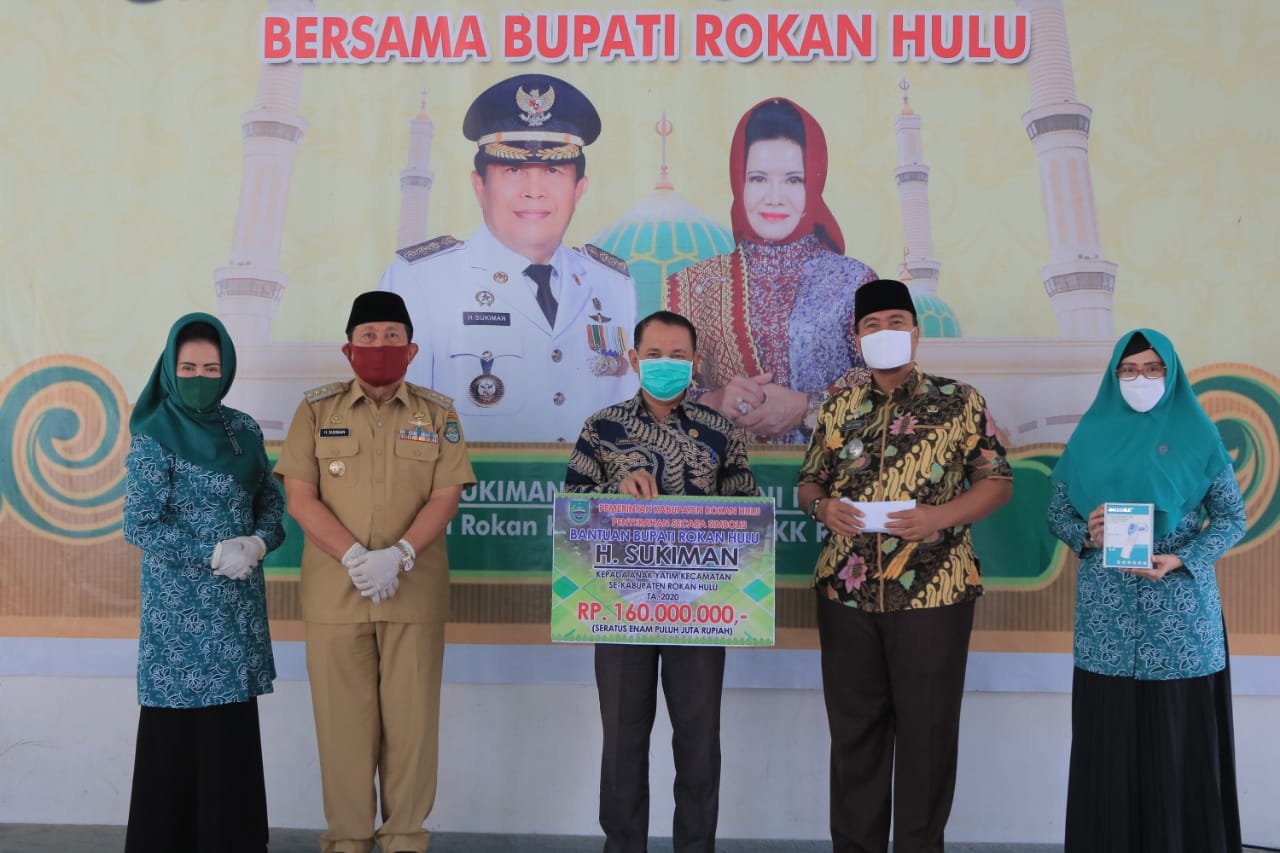 Serahkan Secara Simbolis Senilai 160 Juta, Bupati H. Sukiman Salurkan Santunan Anak Yatim untuk 16 Kecamatan se-Rohul
