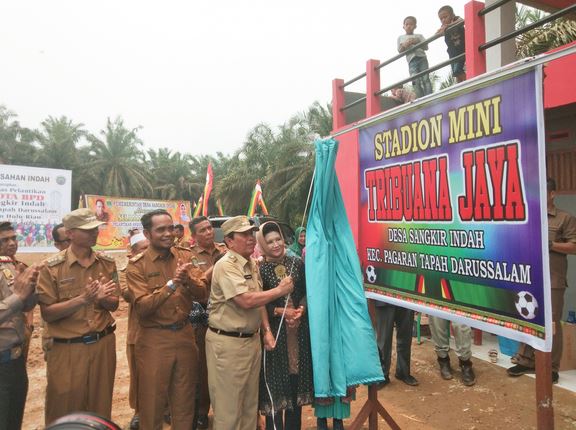 Bupati Resmikan Stadion Mini Tribuana Jaya dan Lantik 5 Anggota BPD Desa Sangkir Indah
