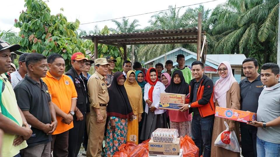 Bersama Tim Garuda Indonesia, Bupati Rohul Salurkan Bantuan Untuk Korban Banjir di Desa Kasang Mungkal