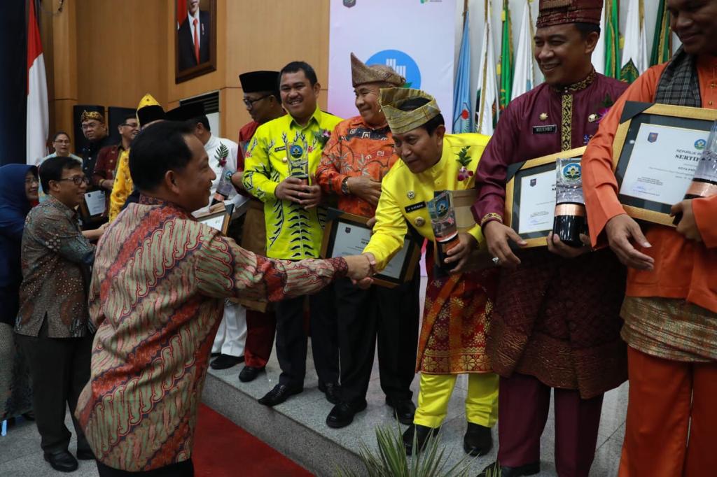 Bupati Rohul Terima Penghargaan Swasti Saba Kabupaten/Kota Sehat Tahun 2019