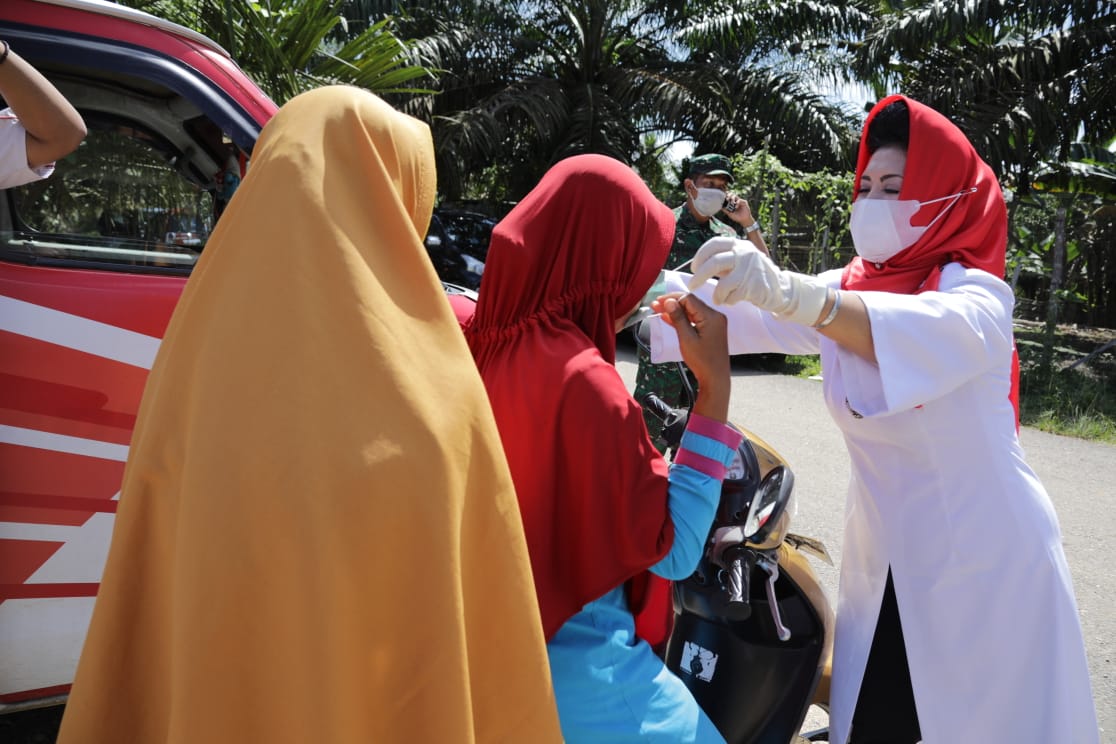 Ketua PMI Bersama Pemerintah Rohul Lakukan Giat Pembagian Masker Guna Antisipasi dan Pencegahan Covid-19