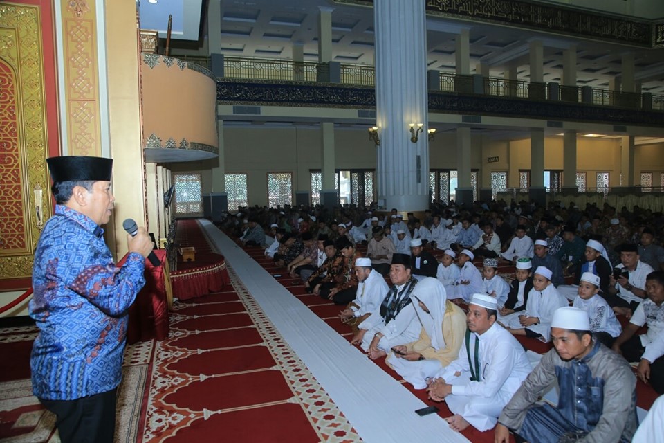 Bupati dan Masyarakat Rohul Sholat Istisqo di Masjid Agung Islamic Center