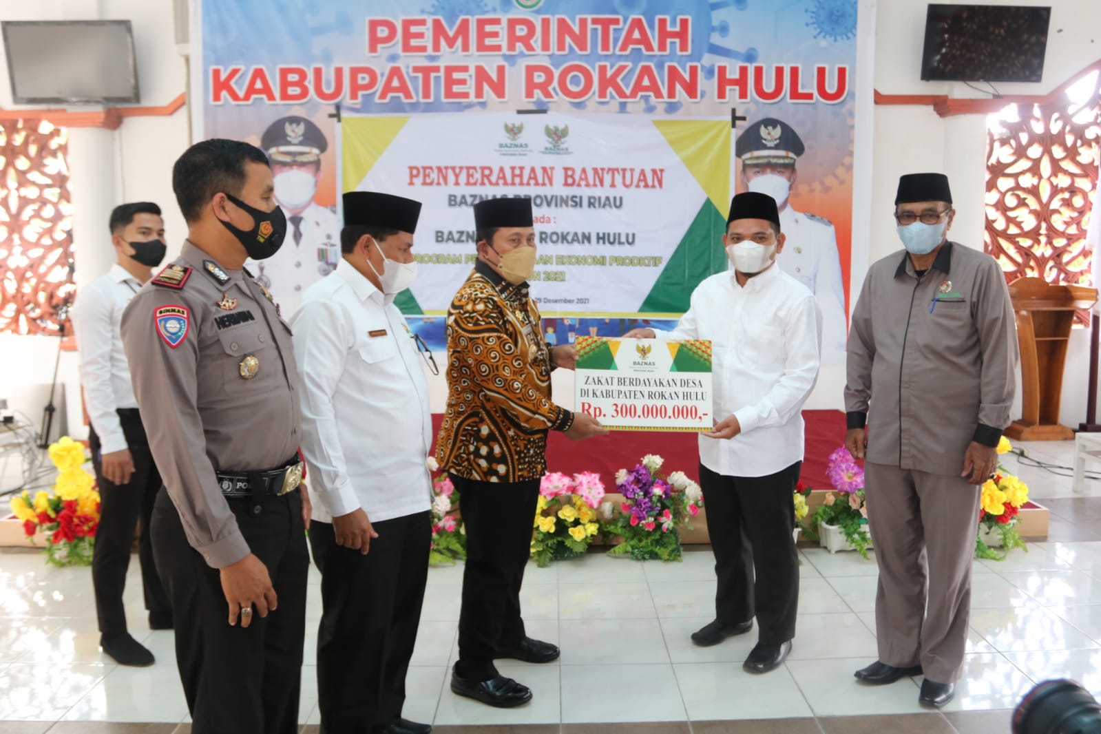 Bupati Rohul H. Sukiman Serahkan Bantuan Baznas Provinsi Riau Kepada Baznas Rokan Hulu