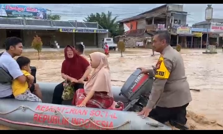 Rohul Kembali Dilanda Banjir, 1.223 KK Terdampak, Kapolres Bantu Evakuasi Ibu Hamil