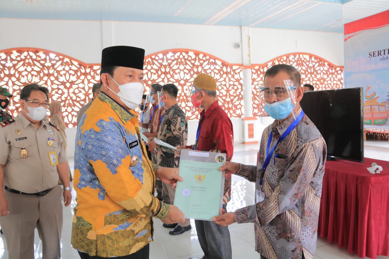 Bupati H. Sukiman Serahkan 300 Sertifikat Tanah untuk Rakyat Program PTSL BPN Rohul