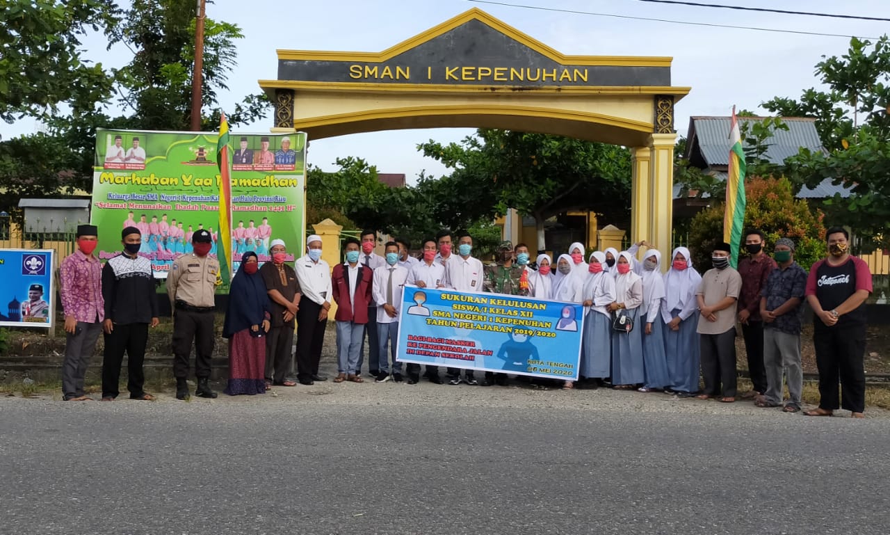 Patut Dicontoh, Siswa dan Siswi SMA Negeri 1 Kepenuhan Rayakan Kelulusan dengan Bagi-Bagi Masker