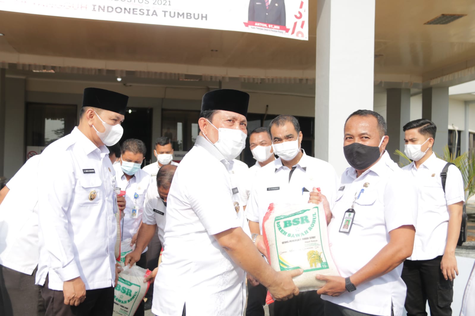 Pemkab Beli Beras Petani Diatas Harga Bulog, Bupati H. Sukiman Launching Perdana Penyerahan Boreh Sawah Rohul ke PNS