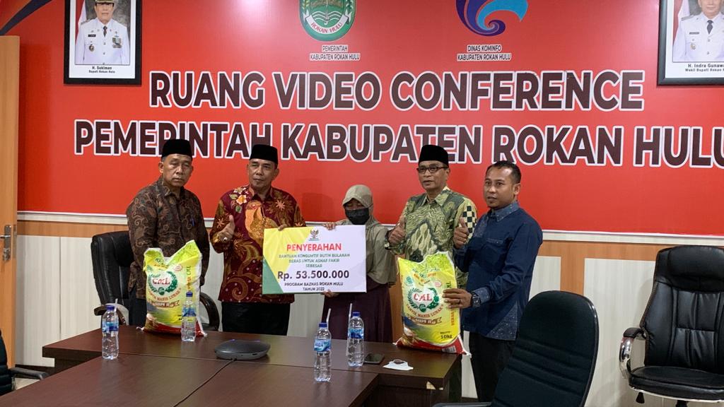 Dalam Rangka HUT Riau Dan HUT RI, BAZNas Bersama Pemda Rohul Salurkan Bantuan Kepada Asnaf Sebanyak 250 KK Se