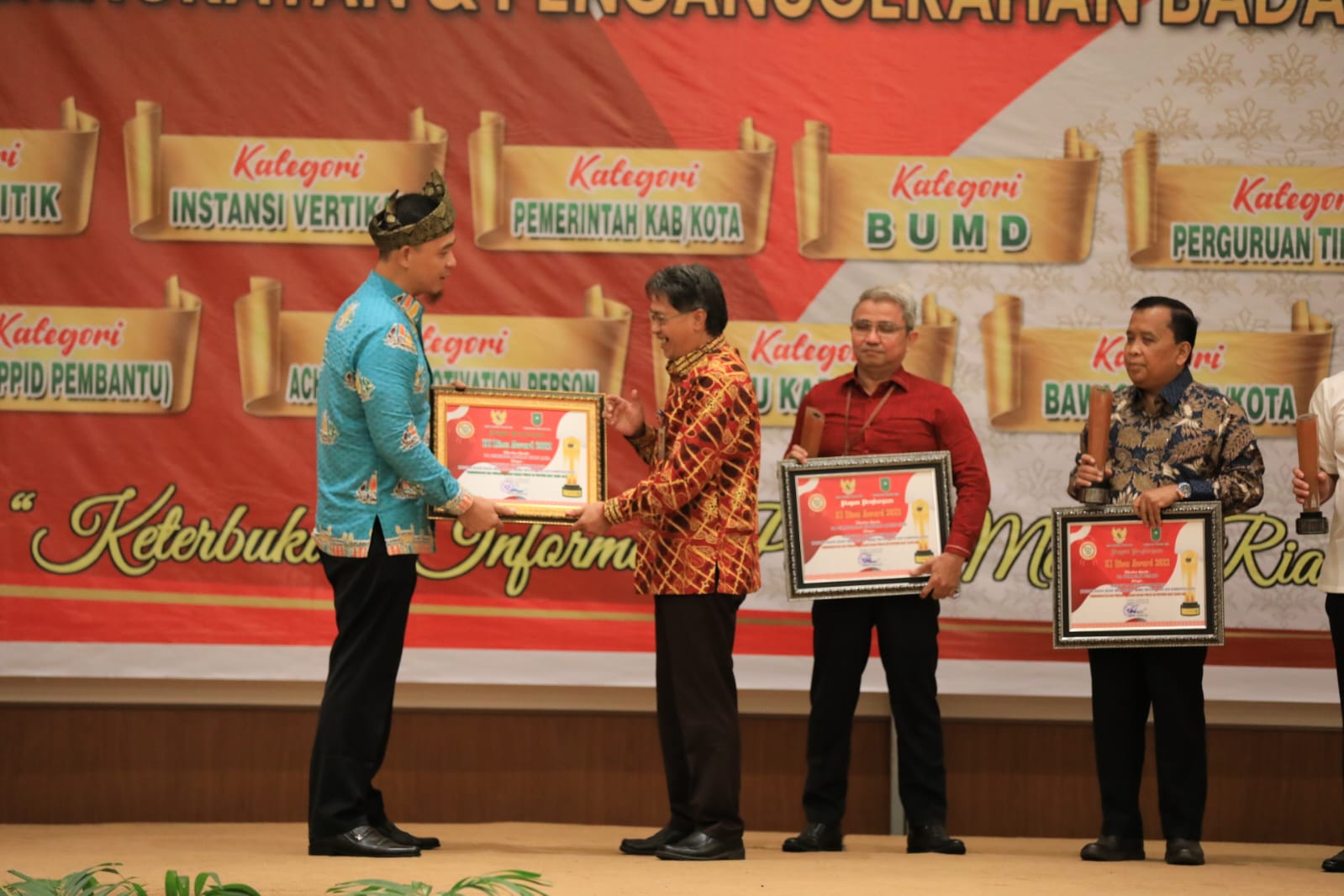 Ajang Penganugerahan KI Riau Award, Perumda Rokan Hulu Jaya Dapatkan Penghargaan Dengan Peringkat Cukup Informatif