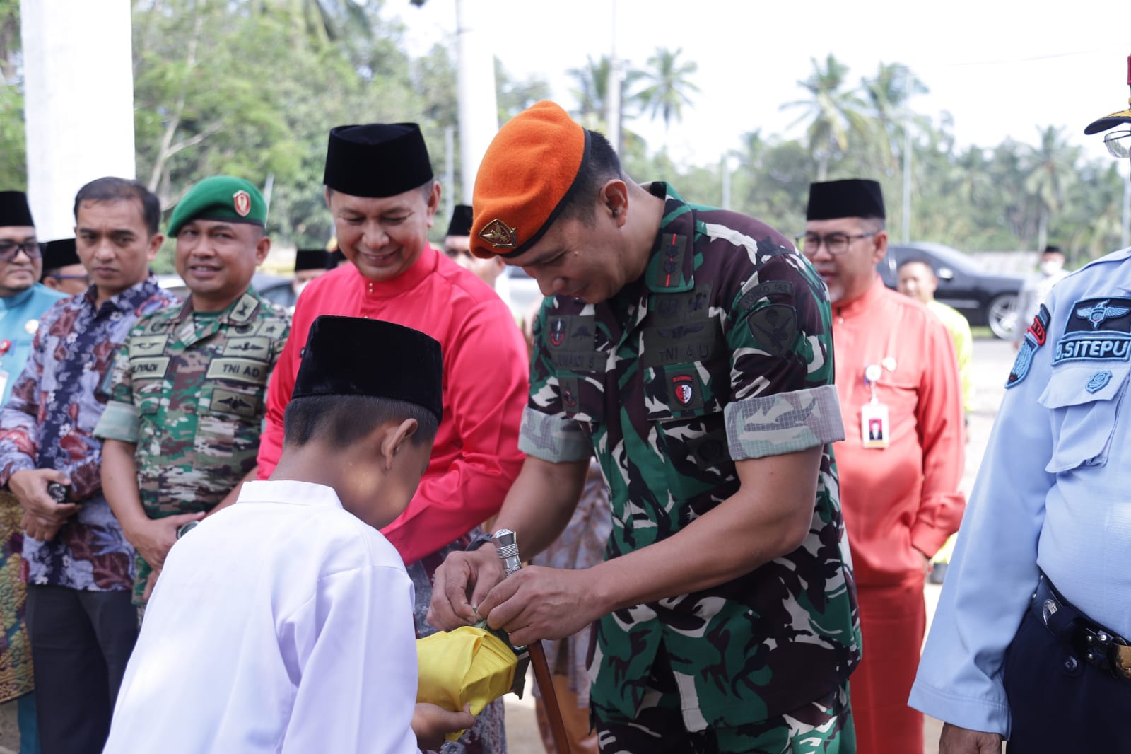 Wakil Bupati Rohul Dampingi Danyon Ko 462 Paskhas TNI AU Lakukan Giat Bakti Sosial